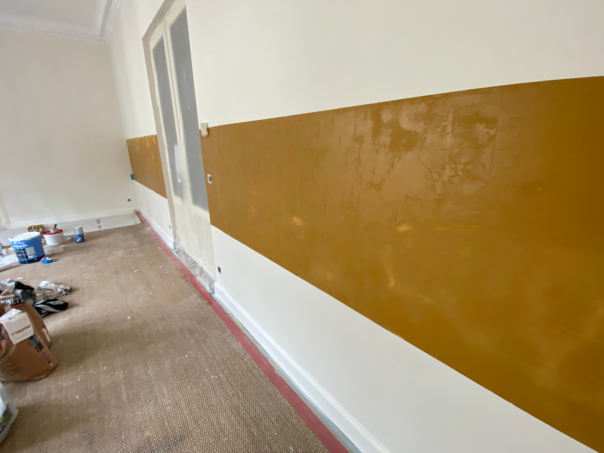 Two-tone wall in ochre clay